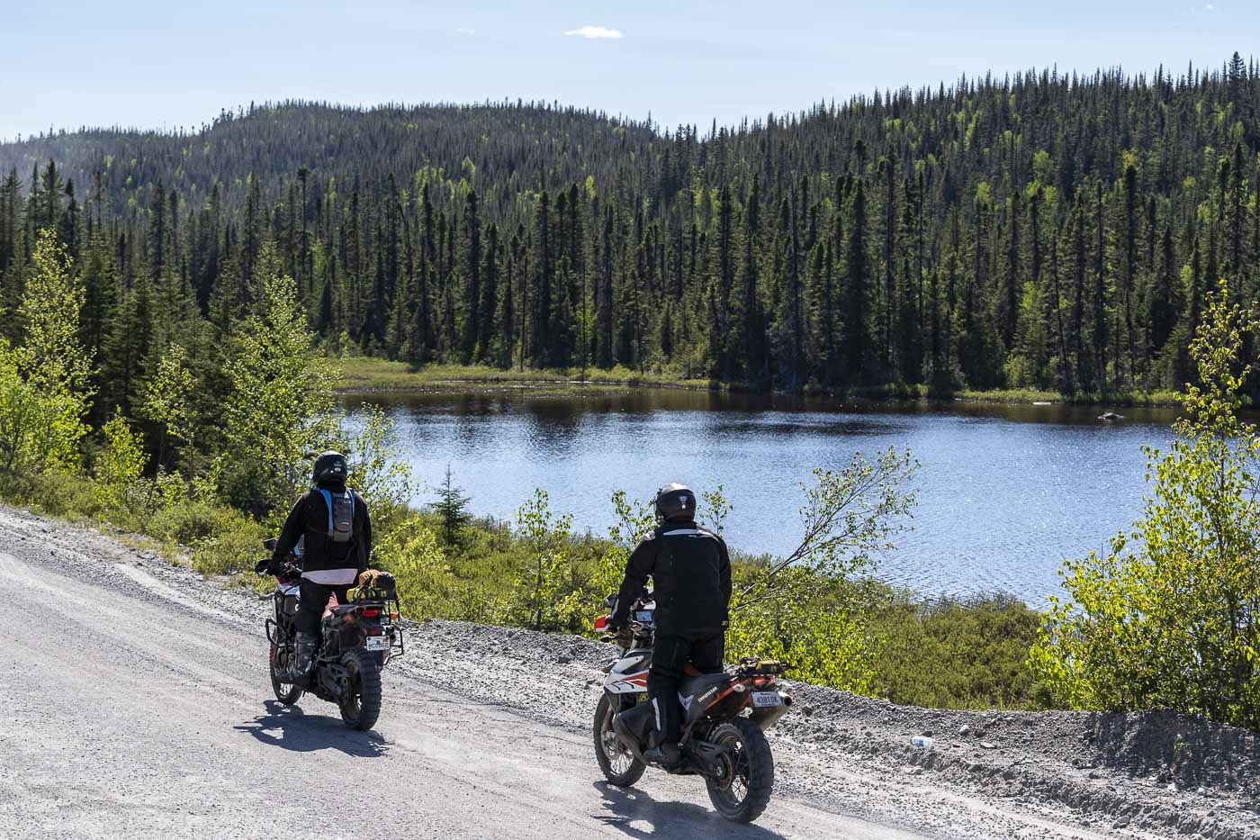 Motos aventure longeant un lac au Québec