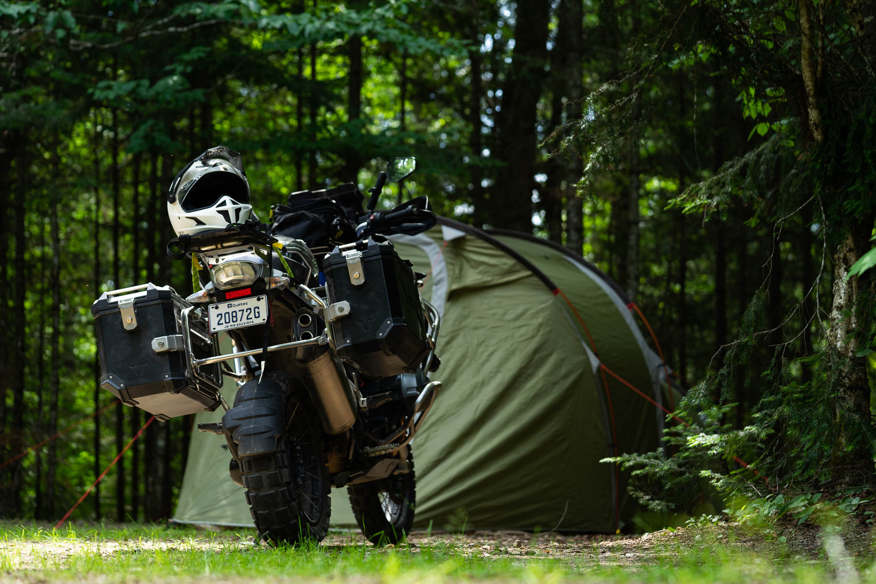 Moto-aventure BMW GS équipée pour le voyage, l'aventure et le camping - Adventure bike equiped for travel, camping and off-road.