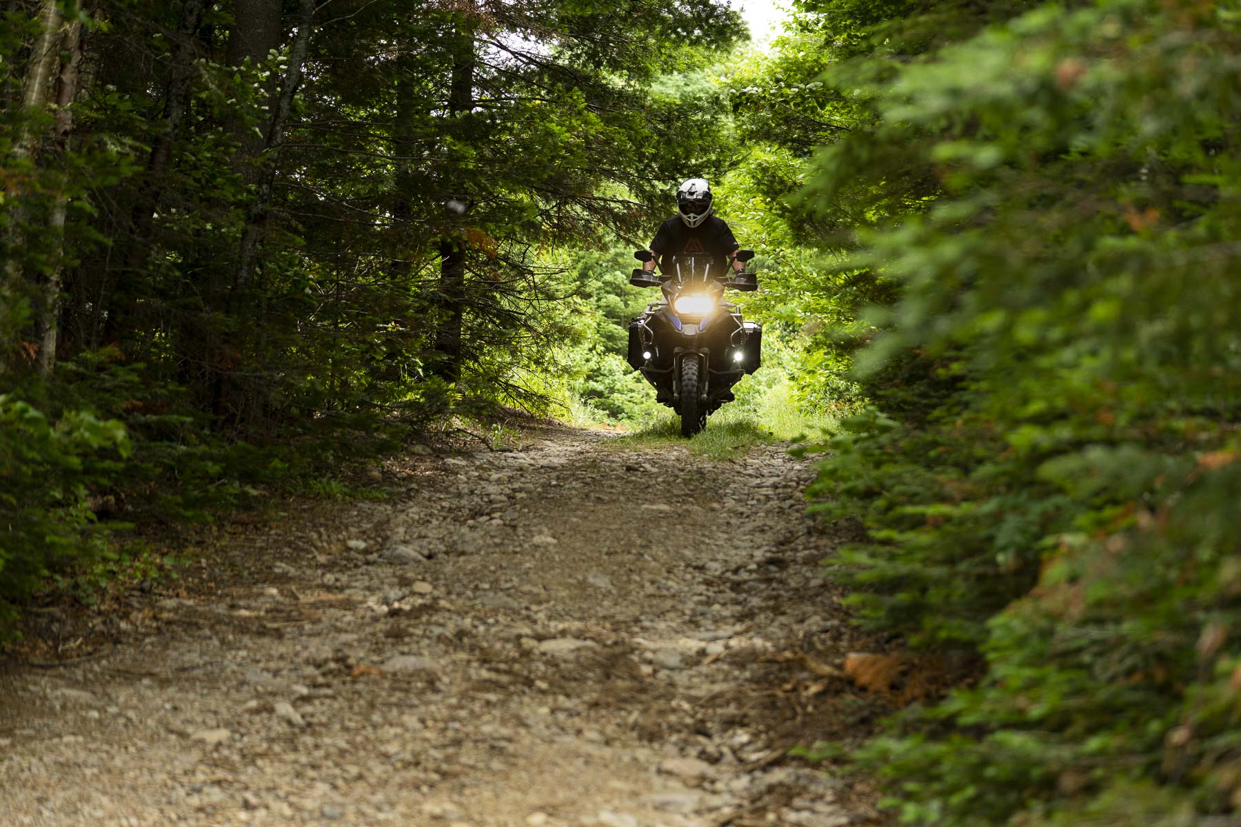 Moto aventure B46 en sentier