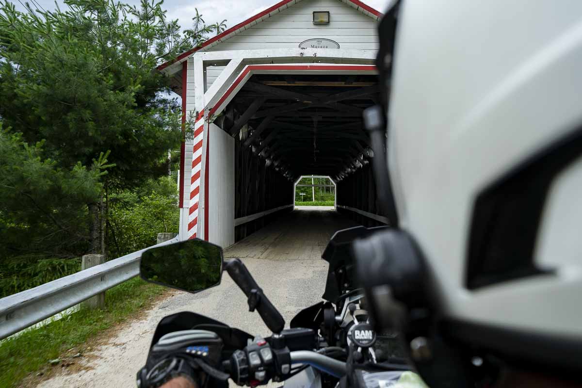 Pont couvert en moto aventure
