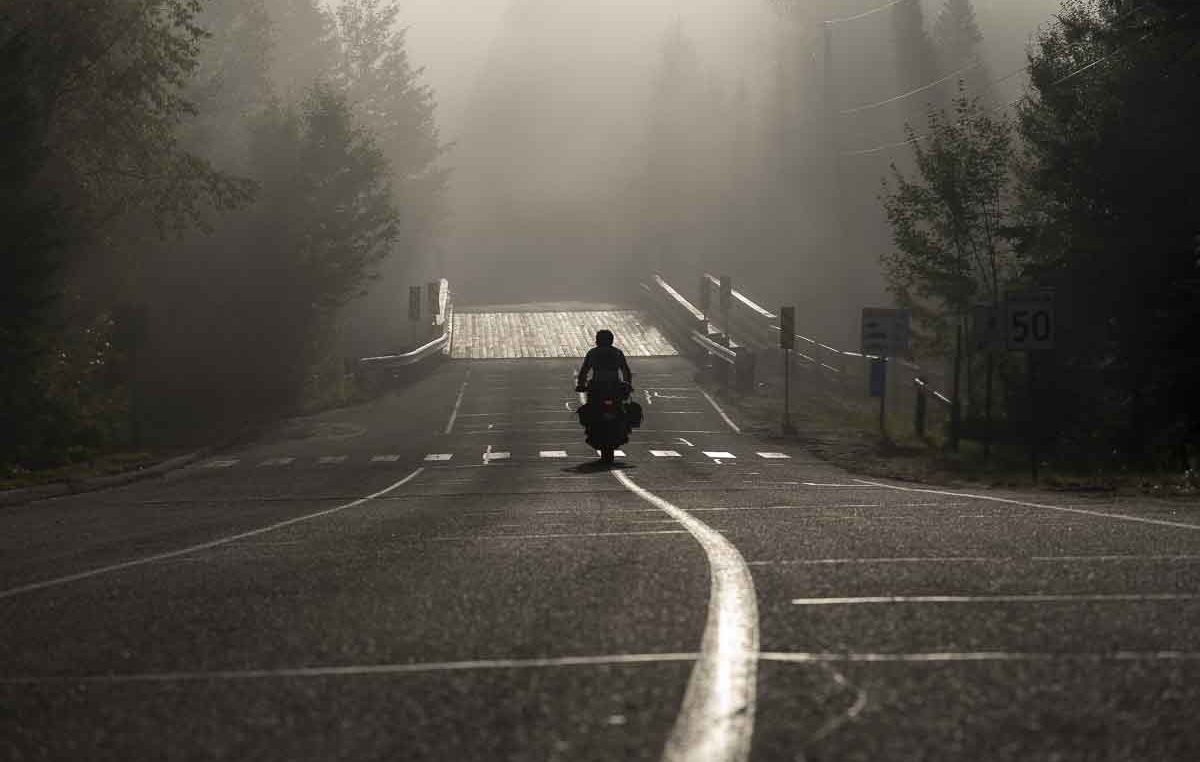 Matin brumeux dans les Laurentides en moto aventure