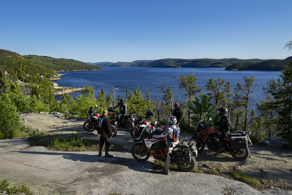 Vue sur le fjord du Saguenay lors d'un voyage en moto aventure au Québec